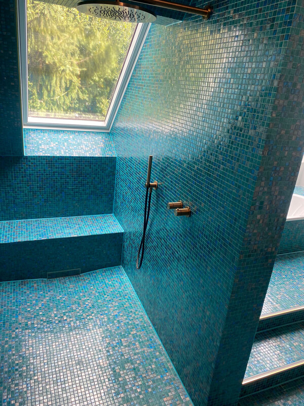 Designer Dusche mit Designerfliesen von Schwarze Fliesenbau