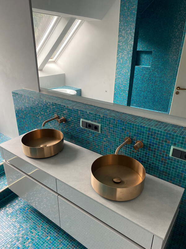 Badezimmer mit Designerfliesen an Boden und Wand
