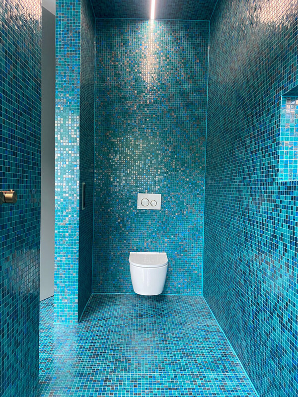 Badezimmer mit Toilette und Designerfliesen von Schwarze Fliesenbau